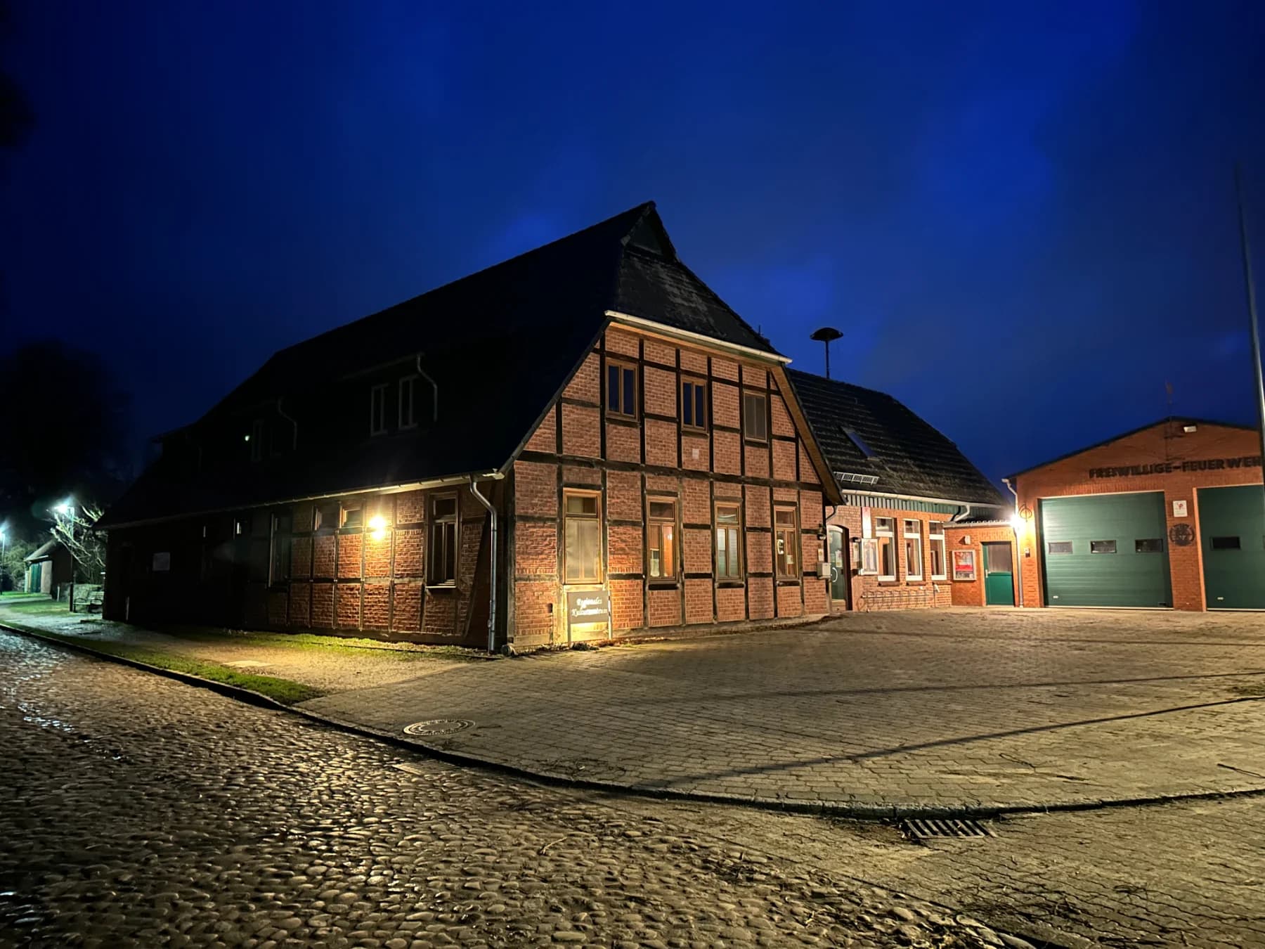 Regionales Kulturzentrum Witzeeze – Außenansicht bei Abenddämmerung